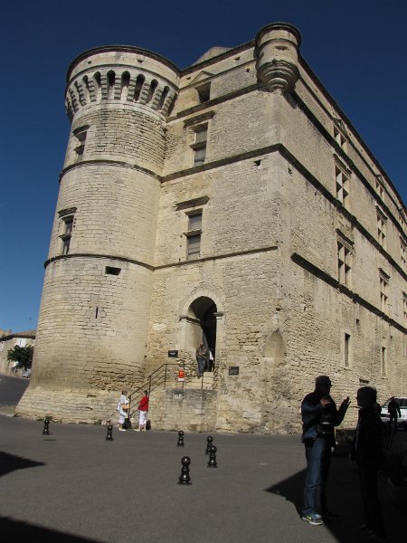 kasteel van gordes.jpg - Bovenop de heuvel ligt het kasteel van Gordes.